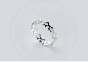 Nahaufnahme eines polierten silbernen Sternrings mit verstellbarem offenem Design