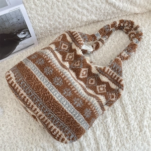 Detail der Plüsch-Tragetasche mit geometrischem Ethno-Muster und dicker Fleece-Struktur
