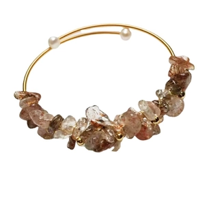 Brazalete abierto de hilo de oro 14K con piedras naturales y perlas de agua dulce