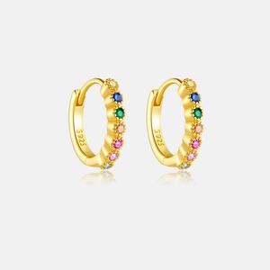 Détail de créoles en argent s925 doré avec pavé de zircons cubiques multicolores