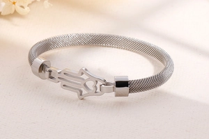 Vue détaillée d'un bracelet en acier inoxydable argenté avec main de Fatma et cœur