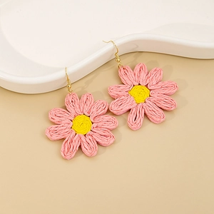 Boucles d'oreilles marguerite tissées main rose et jaune pour un style bohème de vacances