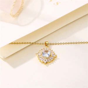 Collier tournesol doré élégant avec pendentif en zircone sur fond crème minimaliste