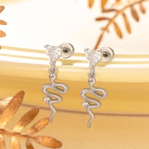Boucles d'oreilles serpent en argent avec cristal en cœur et acier au titane poli