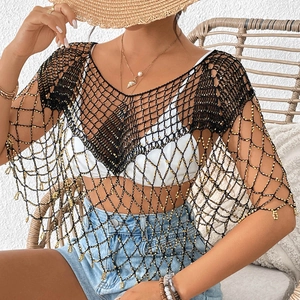 Détails du haut de plage au crochet noir avec perles dorées et finitions à franges