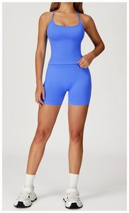 Ensemble de yoga bleu côtelé sans couture avec haut à fines bretelles et short cycliste