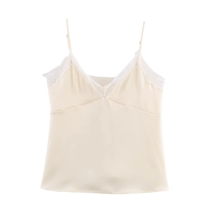 Caraco en satin beige crème avec bordure en dentelle blanche délicate et fines bretelles