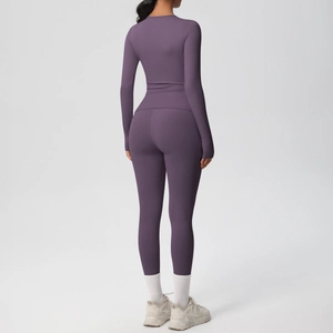 Vista posteriore del set da yoga viola senza cuciture con leggings e maglia aderente