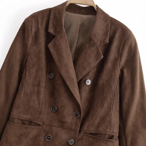 Blazer classique en daim marron café avec boutonnage croisé et col à revers