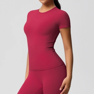 Détail du t-shirt de sport rose sans couture avec coupe ajustée et texture mate
