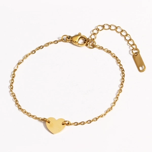 Vue détaillée du bracelet à pendentif cœur doré avec fermoir mousqueton et extension