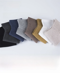 Nahaufnahme antibakterieller Baumwollsocken in Neutraltönen mit feiner Rippstruktur