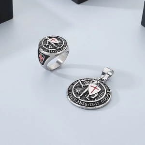 Détail de la bague bouclier de chevalier et pendentif avec croix rouge et gravure