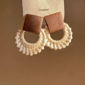 Boho-Ohrringe mit quadratischem Holz und runden, gewebten Stroh-Anhängern