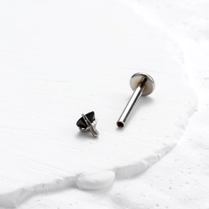 Piercing labbro in acciaio inox con zircone a cuore nero e filettatura interna
