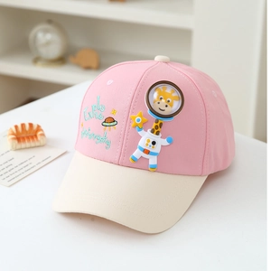 Dettaglio ricamo giraffa astronauta ed Expro Starrysky su cappellino baseball in cotone