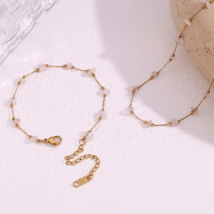 Detail of 18K gold-plated stainless steel chain with pink crystal gravel and lobster clasp