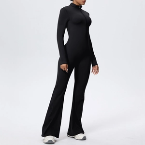 Détail du bas évasé et du tissu élastique sur la combinaison de yoga noire cintrée