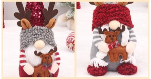 Détail d'un gnome de Noël avec chapeau à paillettes tenant un renne en feutrine