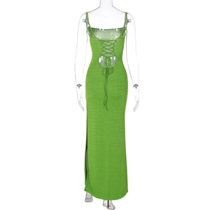 Détail du dos nu avec lacets croisés sur une robe moulante verte sexy et élégante