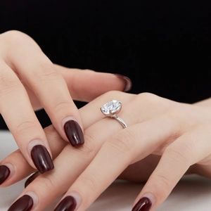 Classic 925 sterling silver ring with oval cut zircon stone and minimalist 4-claw setting