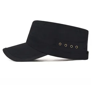 Détail de la casquette plate noire d'extérieur avec œillets métalliques aérés