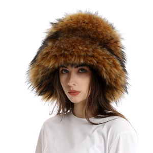 Cappello a secchiello in ecopelliccia marrone con punte nere, caldo accessorio invernale