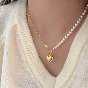 925 silver heart necklace with asymmetric paperclip chain and pearls on a model