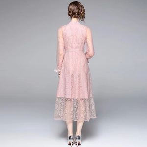 Robe Qipao rose brodée avec col montant et dentelle ajustée pour silhouette mince
