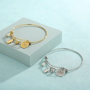 Détails de bracelets de Noël dorés et argentés avec pendentifs et gravures Merry Christmas