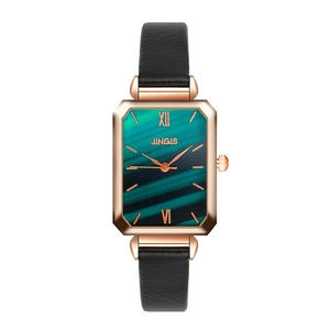 Montre vintage pour femme avec cadran rectangulaire vert dégradé et bracelet en cuir noir