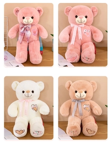 Vue détaillée d'ours en peluche doux avec nœuds papillon en rose, blanc et brun