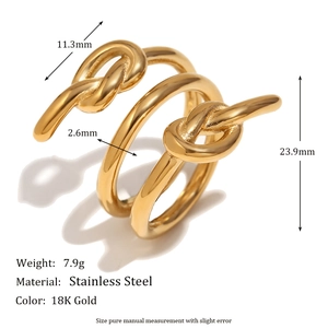 Bague spirale à trois couches avec nœud en acier inoxydable plaqué or 18 carats sur fond blanc