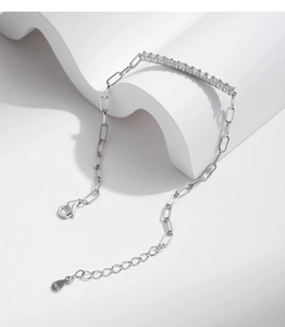 Detailed macro view of S925 silver bracelet with D-color moissanite and paperclip chain