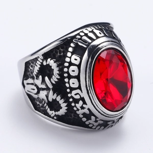 Detalle de anillo vintage de acero con piedra roja facetada y grabados en relieve