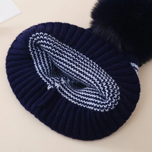Bonnet tricoté bébé avec pompon en fausse fourrure et doublure à rayures marine