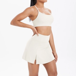 Détail du soutien-gorge de sport et de la jupe de tennis avec fente latérale en blanc crème