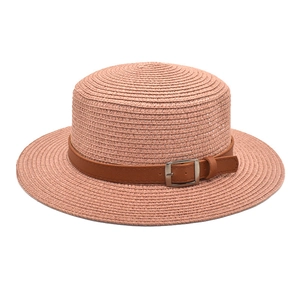 Elegante sombrero de paja rosa para mujer con cinturón de cuero sintético y hebilla