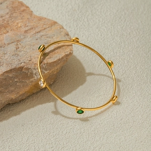 Dettaglio del bracciale in acciaio inossidabile dorato 18 carati con zirconi colorati