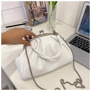 Détail du sac nuage plissé blanc avec fermoir métallique et bandoulière en chaîne