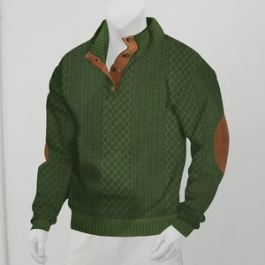 Détail du pull en tricot vert avec col montant boutonné et patchs aux coudes marrons