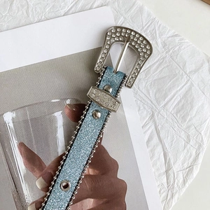 Cintura Y2K in pelle blu glitterata con fibbia in strass argentati e catena metallica