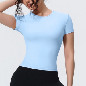Détail d'un t-shirt de yoga bleu clair à manches courtes, coupe ajustée en tissu respirant