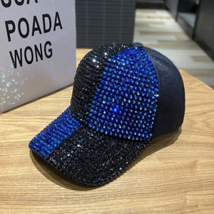 Detail einer Luxus-Baseballkappe mit glitzerndem Strassbesatz in zweifarbigem Design