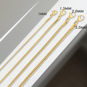Detailansicht goldener Schlangenketten aus Titanstahl in Breiten von 1 mm bis 2,5 mm