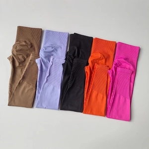 Détail de leggings de yoga sans couture à taille haute en maille côtelée multicolore