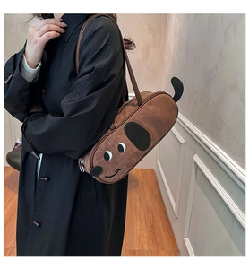 Vue détaillée d'un sac bandoulière marron en forme de chien avec de longues oreilles