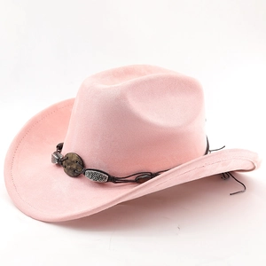 Détail du chapeau de cowboy en daim rose avec ruban tissé et ornements en métal argenté boho