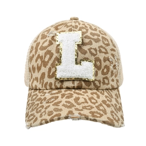 Dettaglio cappello baseball leopardato con toppa glitterata a lettera L in ciniglia