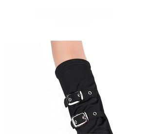 Dettaglio manicotto nero con fibbie in metallo argento e occhielli in stile punk